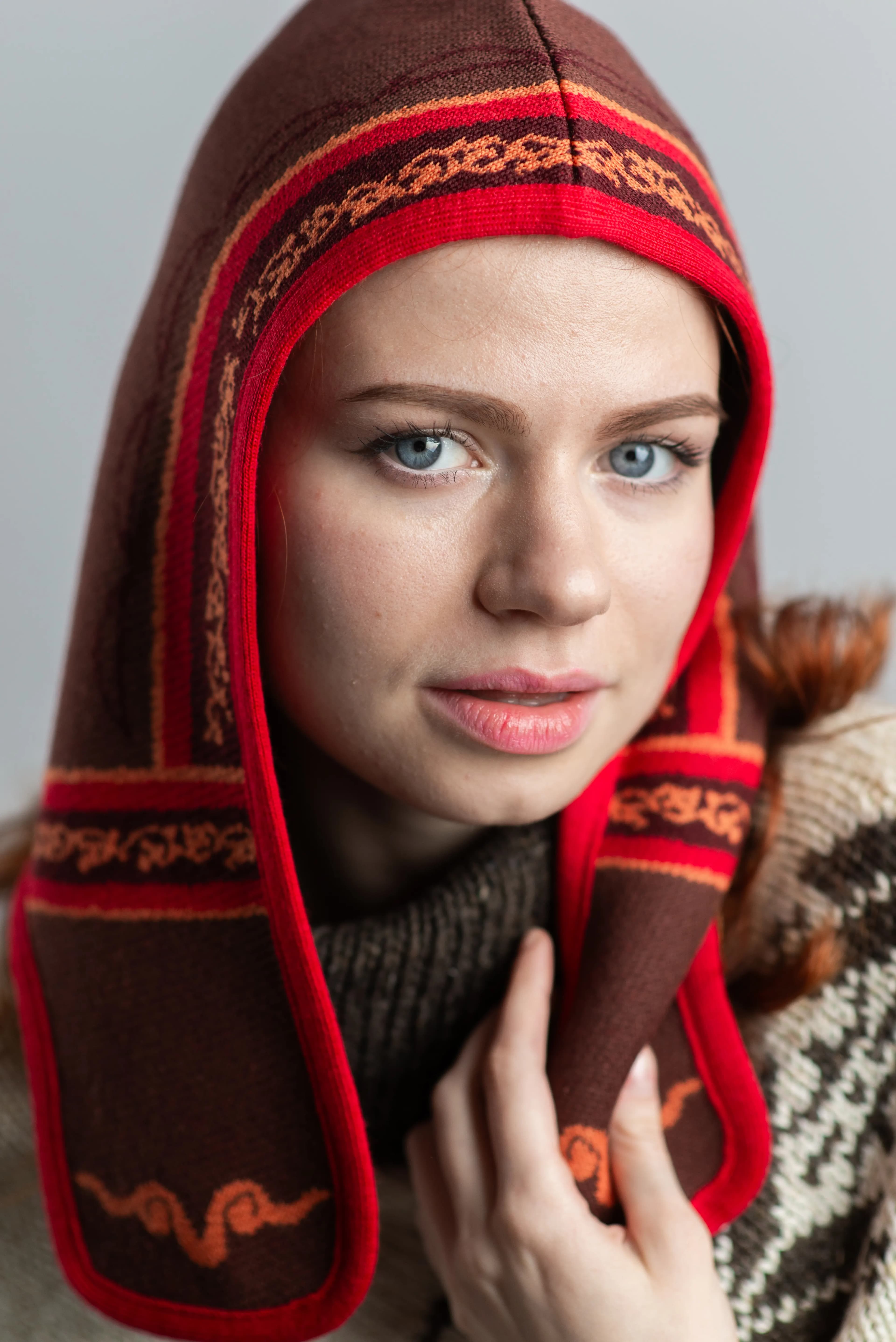 Шапка Инзер Шапки Тудей, главное фото модели с племенным орнаментом