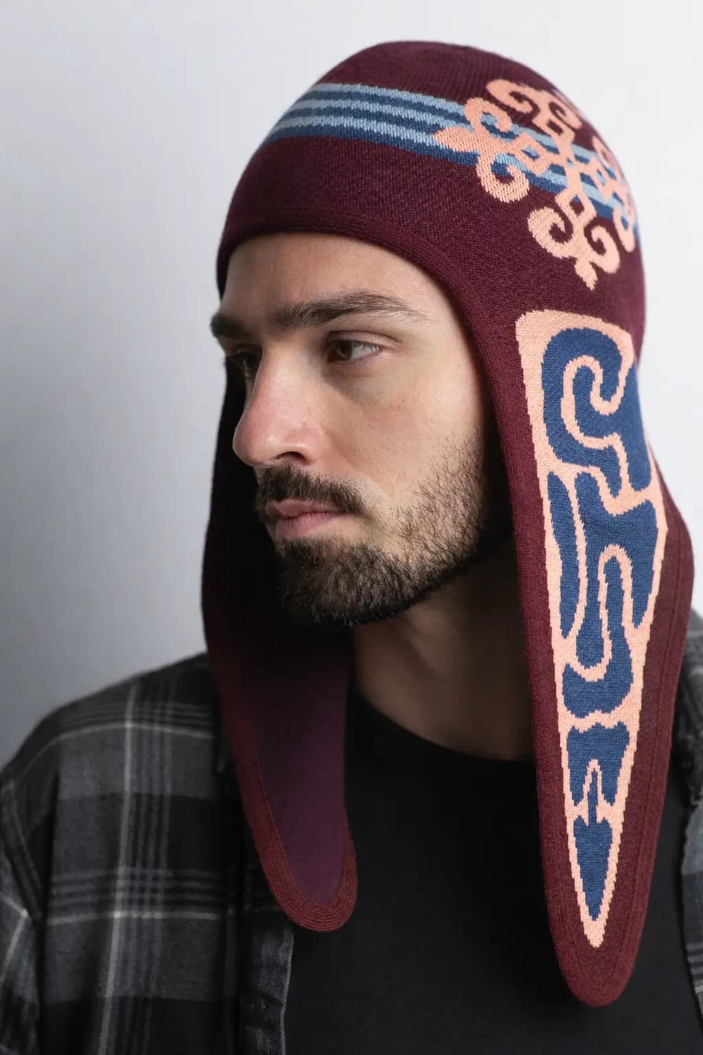 Шапка Вельгия Шапки Тудей, главное фото модели в бордово-синей гамме